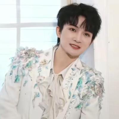 开心的优雅奶酪：周深和十年前判若两人，现