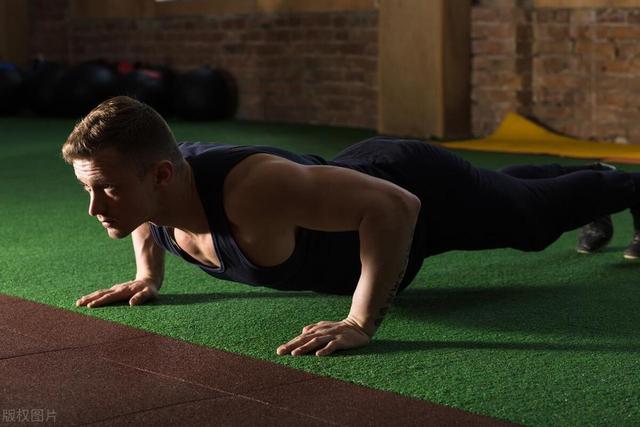 一天100个俯卧撑能练出胸肌吗？受4个因素影响