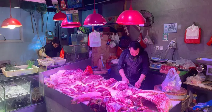 生鲜灯禁了两年还关不了？消费者买菜仍被美颜，问题到底出在哪