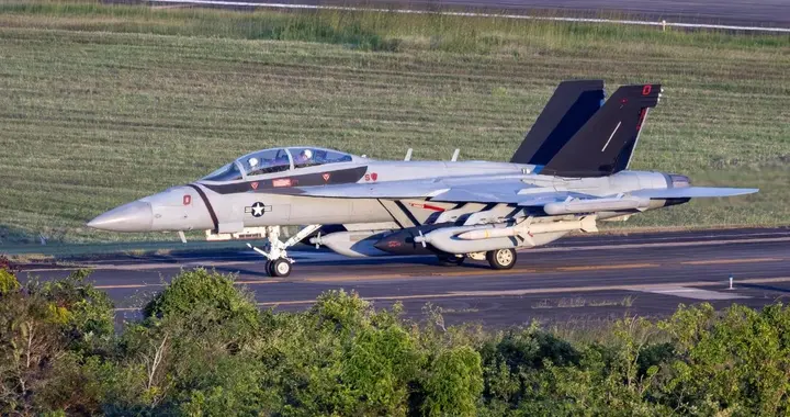 动手了！美军轰炸委内瑞拉，首都火光冲天，马杜罗下落不明