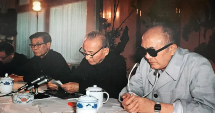 1976年，毛主席因病逝世，黄克诚得知后下令：立刻驱车前往太原城