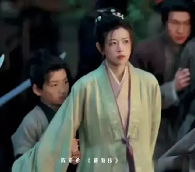 肖战跪抱陈妍希爆火！8岁差演母子，实力派逆袭太惊艳