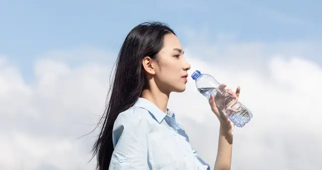 秋季干燥易缺水，糖尿病补水有讲究：3 个误区要避开，1 个原则牢记