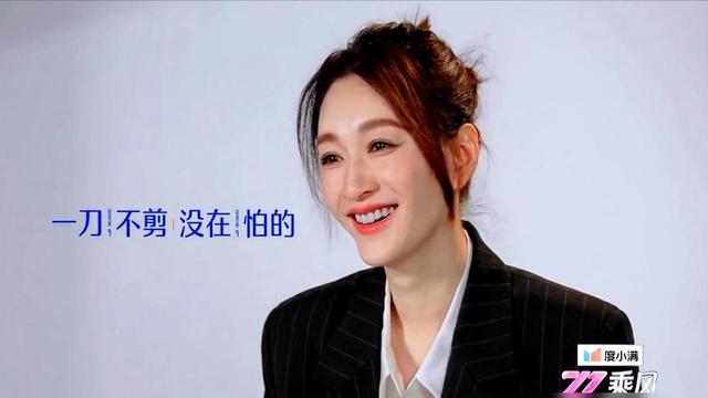 墨染青丝：李小冉手绢掉了，表情僵了1秒。