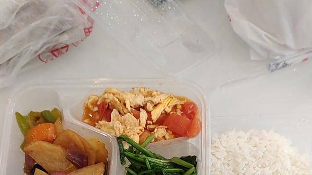 叹世：这是我们月子中心提供的工作餐，色香
