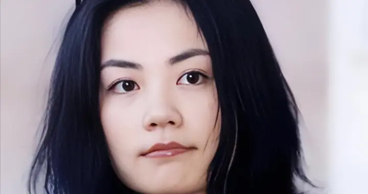 1998年王菲在机场抱着女儿掩面哭泣，罕见流露出脆弱柔软的一面