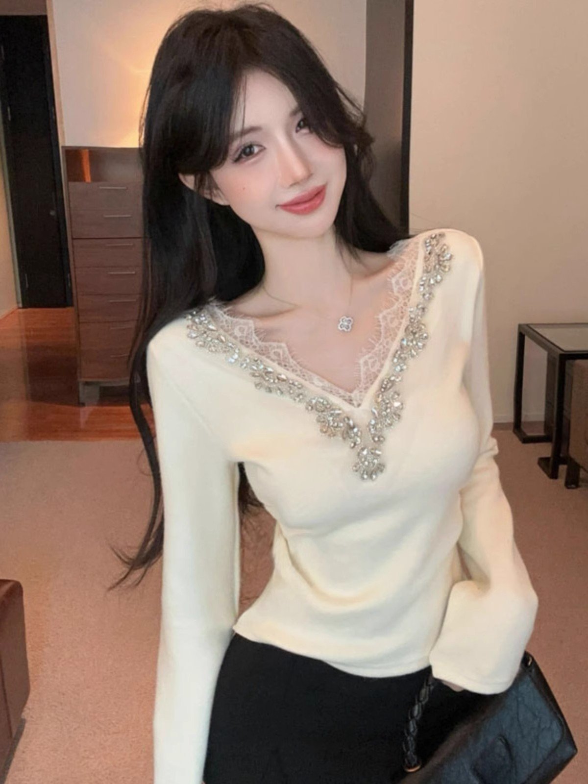 纯欲风蕾丝镶钻v领t恤女冬季高级感内搭