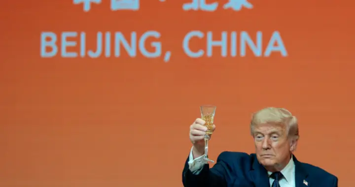 拿下两笔最重要订单，一辈子不喝酒的特朗普，居然在中国举了酒杯