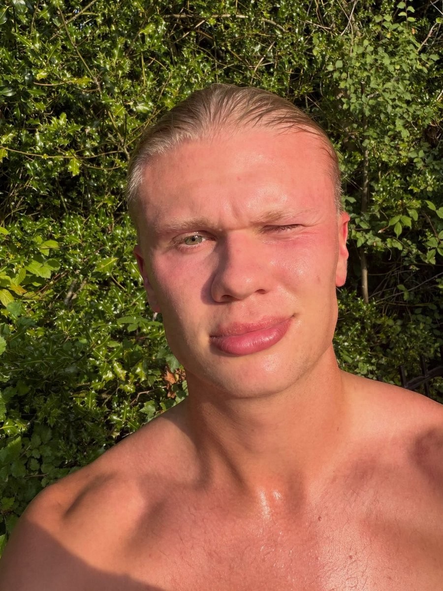 哈兰德晒自拍：回到阳光明媚的曼彻斯特！”