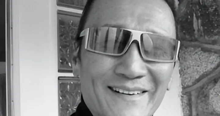谢贤离世前山顶游玩，脸颊凹陷身形消瘦，瘫坐在轮椅上有气无力