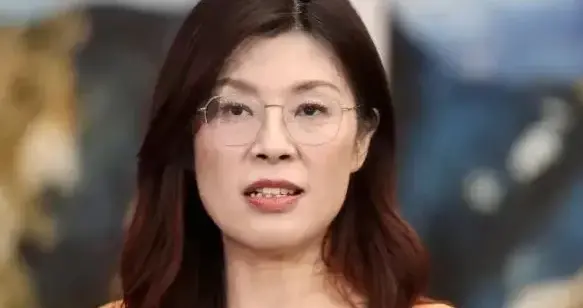 不装了？面对解放军武力夺台，郑丽文语出惊人，喊出“武力保台”