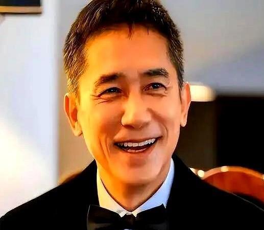 第20届香港电影金像奖。颁奖台上的张国荣，一字一句念出：最佳男主角，梁...