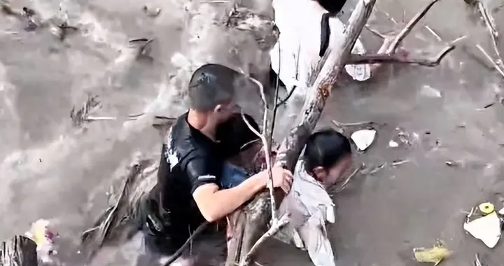 一家人无视警示翻护栏，卷入钱塘江瞬间被冲散，过程曝光让人后怕
