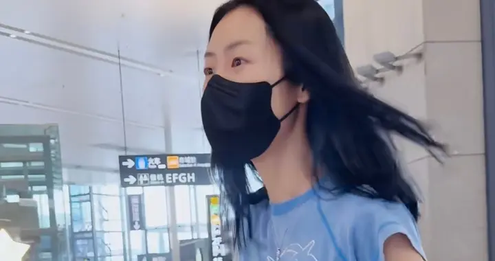 刘雯机场出发，穿蓝色短袖，时尚童趣，手推行李又飒又美！
