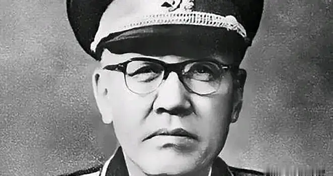 按照他的革命资历、担任职务，完全有资格授上将，结果少将军衔
