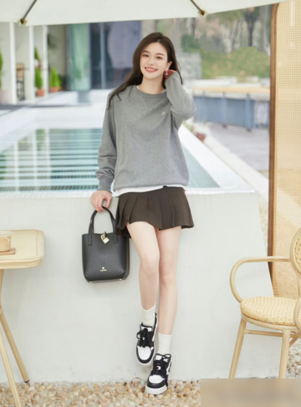 卫衣搭裙别乱选！短裙vs长裙，素人街拍暴露真实差距