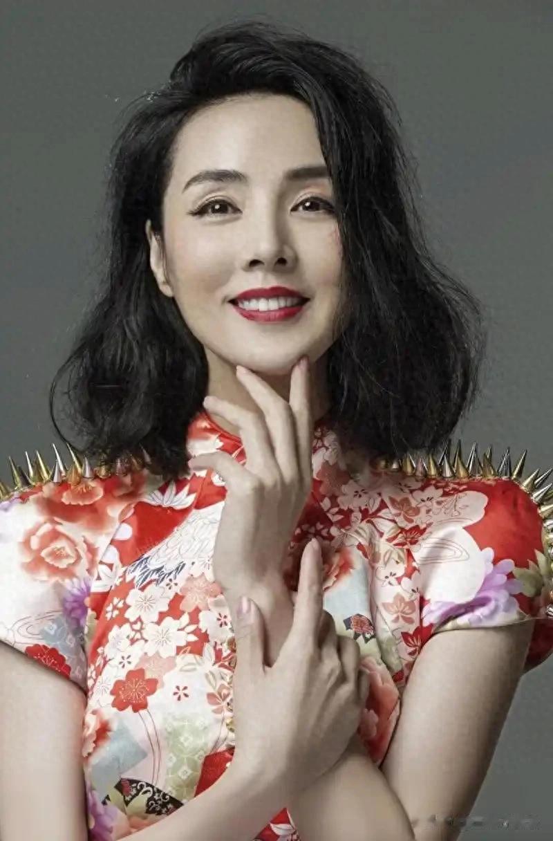 她“一脱成名”，敢掌掴陈宝国，演技吊打章子怡，出道26年0绯闻