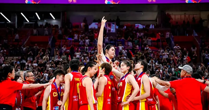 35-29揪心半场！女篮三塔竟被一人打爆？内线霸权背后藏大隐患