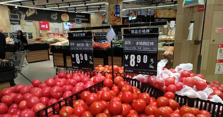 何因促使菜篮子中最大众的西红柿，如今却成了百姓饭桌上的奢饰品