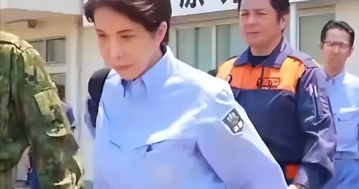 高市视察灾区专看空调房，慰问灾民仅3分钟，日网友P图开骂！