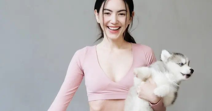 泰国演员黛薇卡穿着粉色瑜伽裤美拍，粉粉嫩嫩的少女纯欲动人