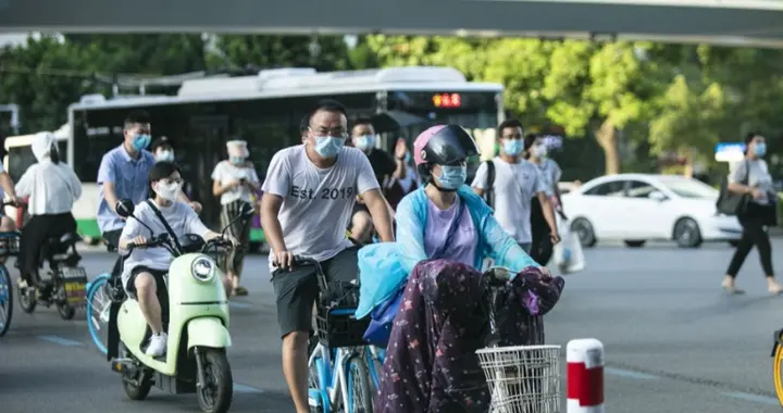 非机动车道去哪了？坐在车里的人制定规则，骑车的人却无路可走