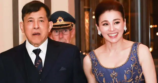 苏提达王后罕秀恩爱，牵手七旬泰王闪耀斯德哥尔摩皇宫，又美又甜
