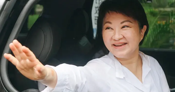 “中间路线”大势已去，卢秀燕的沉默，预示了她2028的结局