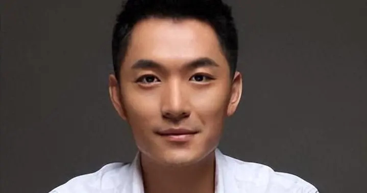 他是陆毅同班同学，与初恋女富婆结婚18年零绯闻，17岁儿子不像他