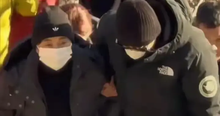 罗晋携任素汐陪母亲大孤山祈福，婚变疑云下，这波操作越来越迷了