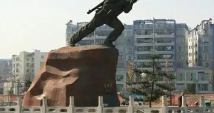 龙世昌：上甘岭战役他用自己的胸膛顶住了爆破筒，与敌人同归于尽