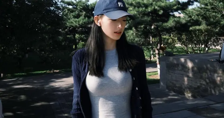 最喜欢这种“高冷”风穿搭，藏蓝色开衫+牛仔裤，给人以想象空间