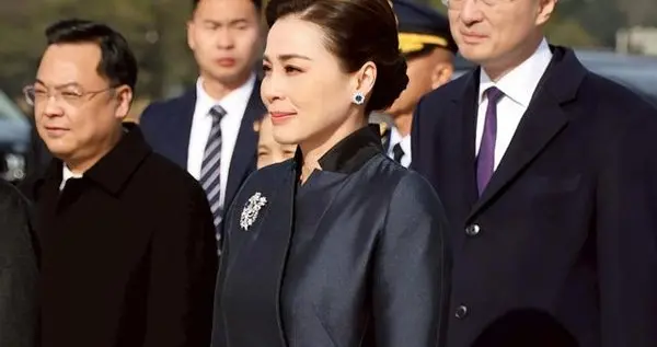 苏提达王后太稳了！脚踩10cm细高跟在北京献花,下梯步如履平地