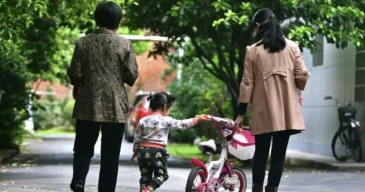 “假带娃”正在奶奶圈蔓延:很多父母浑然不知，一直认为是隔代亲