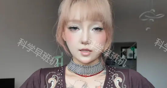 女子火把节拍照，被陌生男子捏脸抹黑，索要道歉反被骂，网友炸锅