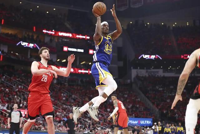 勇士首战险胜，22 个进攻篮板成关键!