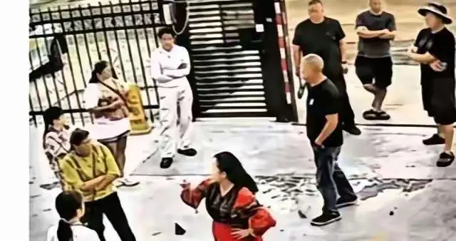 车内留宿收150元过夜费后续：重庆晨报致歉，记者被停职调离岗位