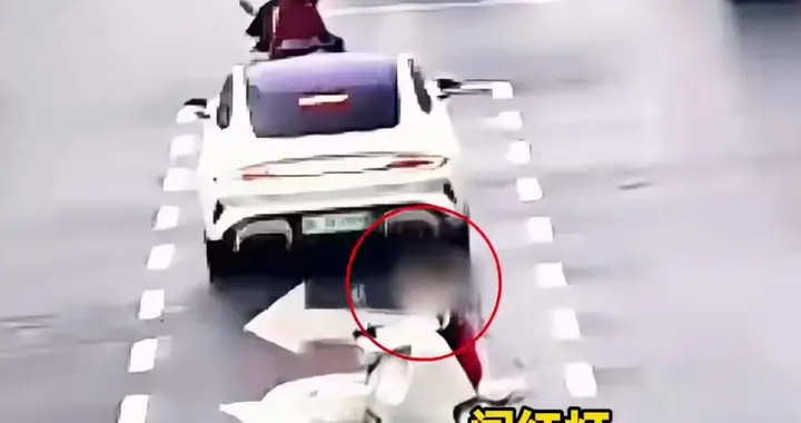 13岁女孩横冲马路逆行闯红灯，撞车倒地，网友：这下摔得挺狠