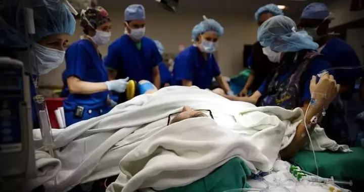 24岁新疆妈妈武汉诞五胞胎，《生门》李家福接生