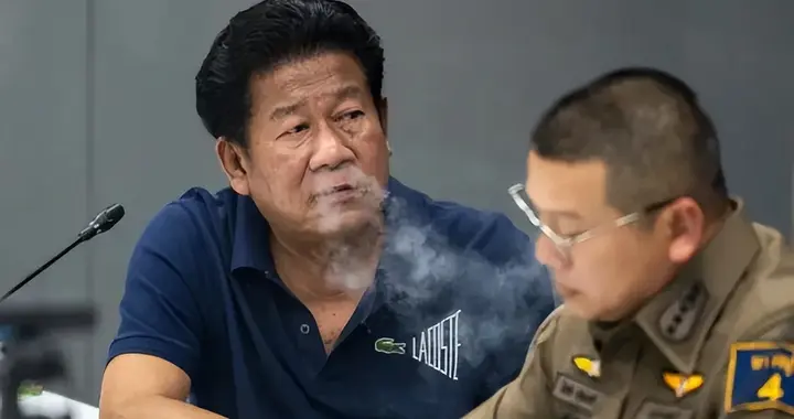 泰枪击案嫌犯记者会上从容抽烟，未戴手铐惹众怒，泰总理怒批警方