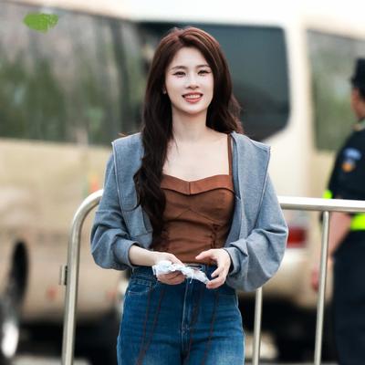 量子时尚：最近张慧雯在录制浪姐的时候搭配