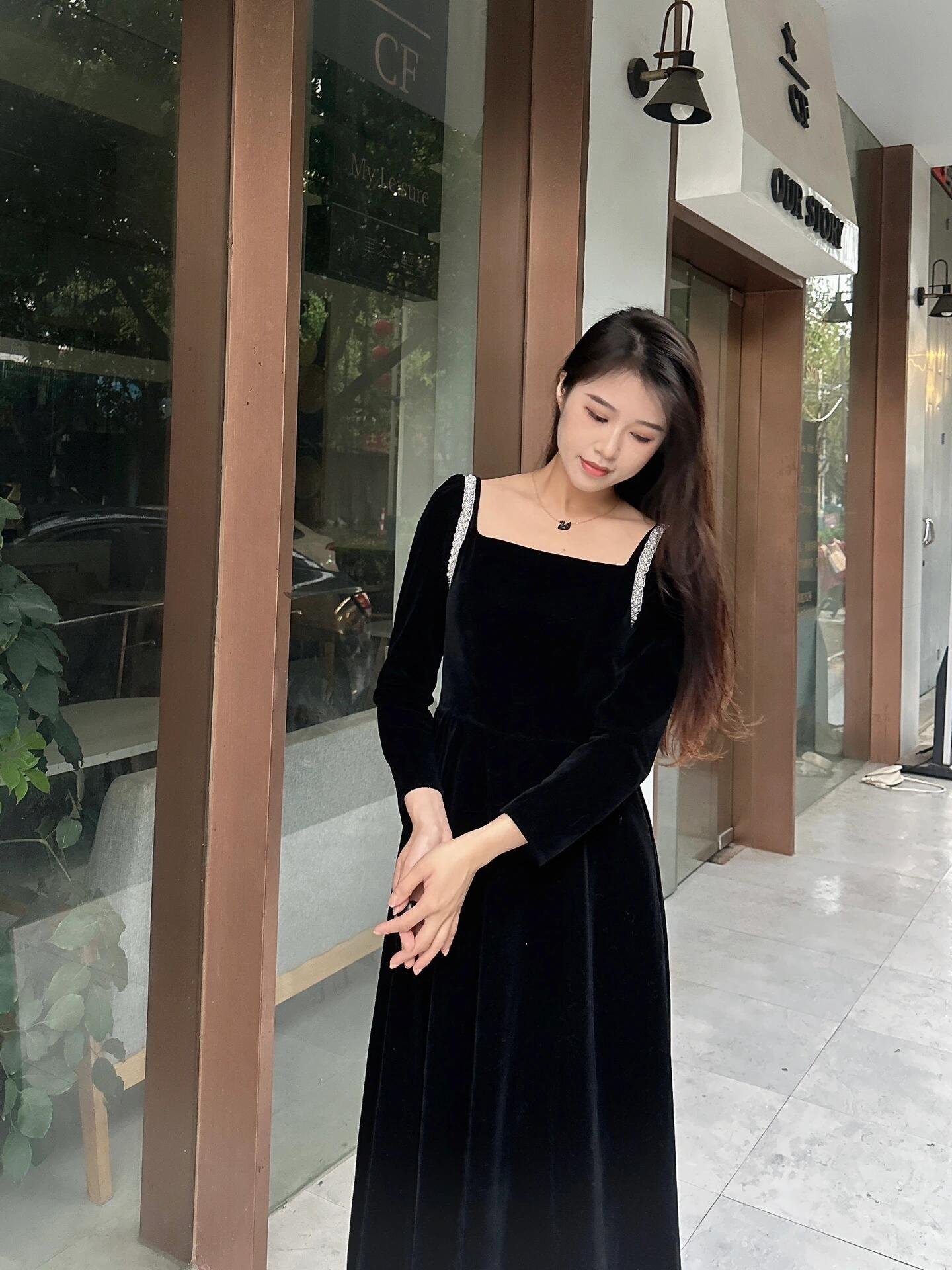 轻奢小众秋装新款赫本风黑色丝绒连衣裙