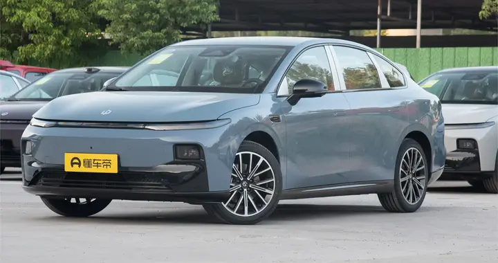 多花两万选顶配？零跑B01 550激光雷达版实测，细节拉满藏惊喜