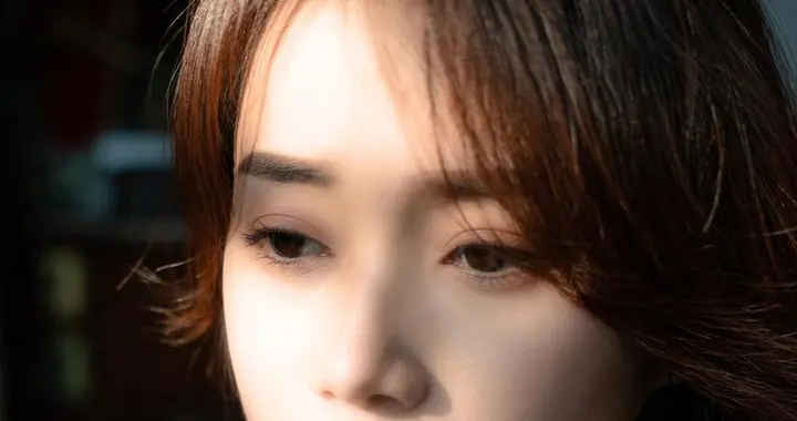 多年“副驾”终成空：领导转身娶保姆，一场职场暧昧警醒了谁？