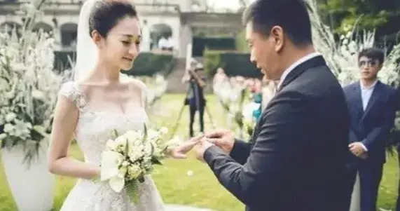 演员李小冉发文宣布离婚：去年已离互不牵扯互不打扰祝各自安好