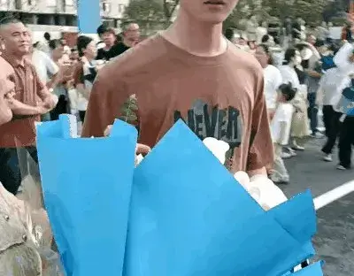 高考，你还去送鲜花，穿旗袍吗？