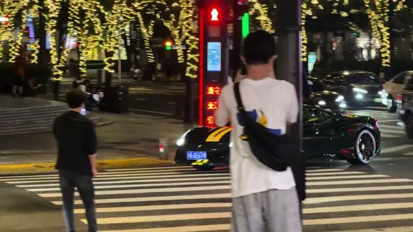 深夜上海街头惊现一台墨绿色的法拉利488pista，回头率太高了！
