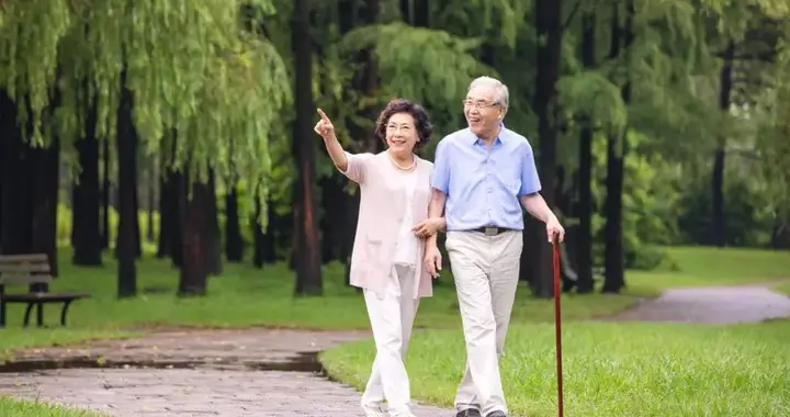 医生调查发现：每天坚持散步的老人，不用多久，身体会有5个变化