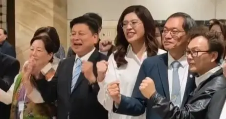 郑丽文返台，桃园机场掌声雷动，傅崐萁率蓝营大佬高呼“加油”