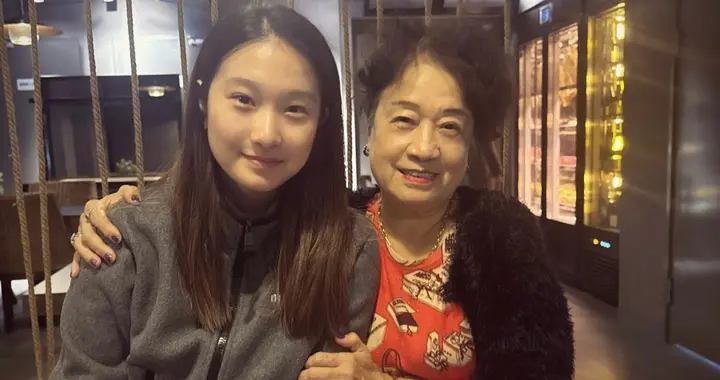 马伊琍女儿文君竹和外公外婆出游聚餐，马伊琍母亲罕见现身！